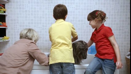 CBeebies  Topsy and Tim Series 2 - Washing Mossy