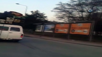 Kendisi kadar eşya yüklenen minibüsün tehlikeli yolculuğu