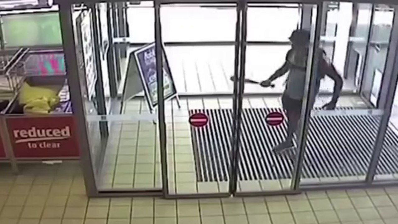 Un homme attaque une caissière avec une batte de baseball et se fait maitriser par des clients