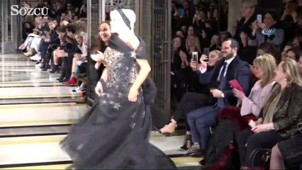 Tải video: Londra Moda Haftası’nda Ajda Pekkan rüzgarı