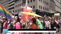 شعارات مناهضة لترامب خلال مسيرة المثليين في نيويورك