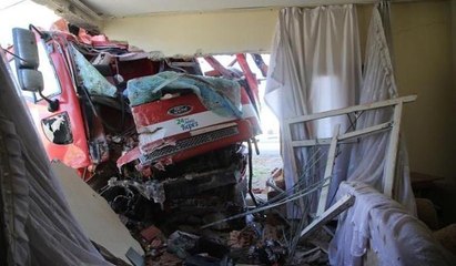 Çöp kamyonu eve girdi