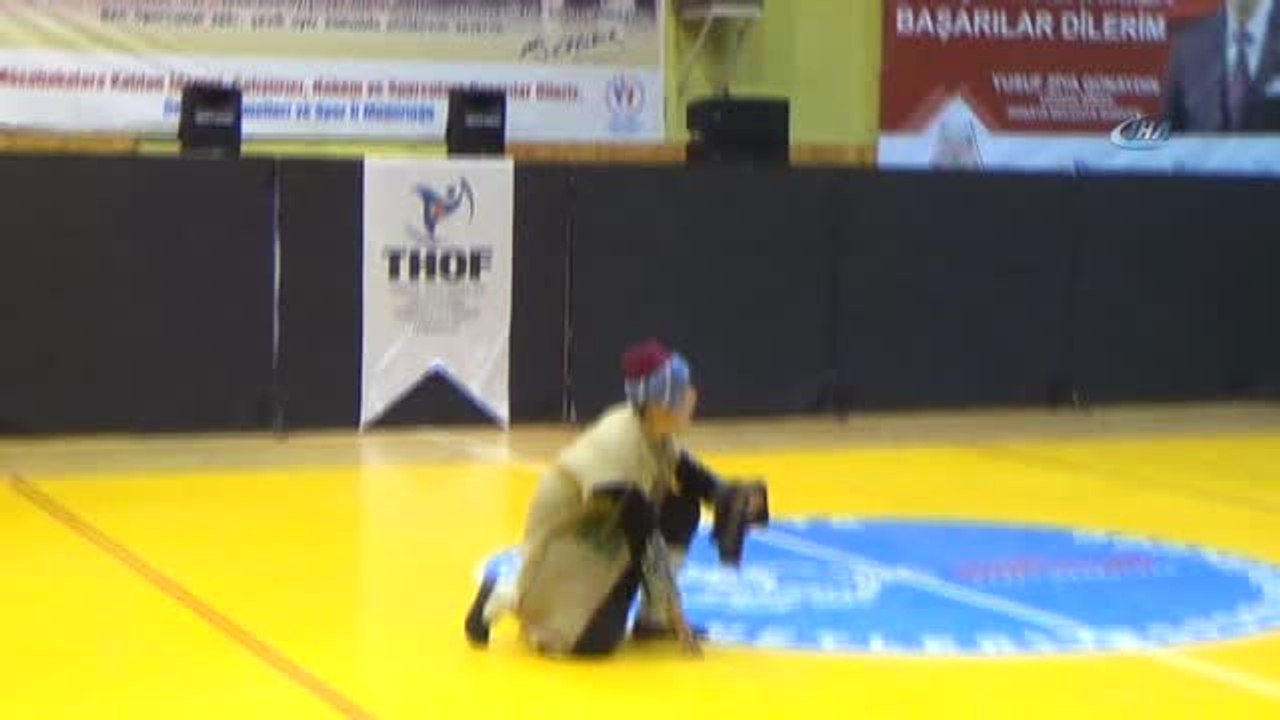 Isparta'daki Halk Oyunları Yarışmalarına Yoğun İlgi