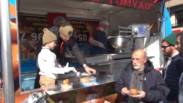 10 Yaşındaki Şehit Kızı, Zeytin Dalı Harekatı'nda Şehit Olanlar İçin Lokma Dağıttı