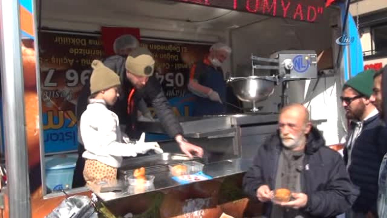 10 Yaşındaki Şehit Kızı, Zeytin Dalı Harekatı'nda Şehit Olanlar İçin Lokma Dağıttı