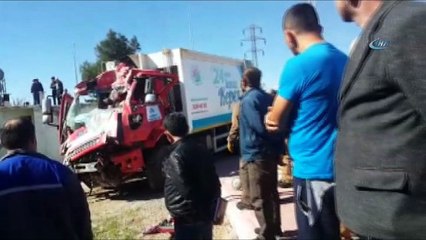 Antalya'da çöp kamyonu eve girdi: 3 yaralı