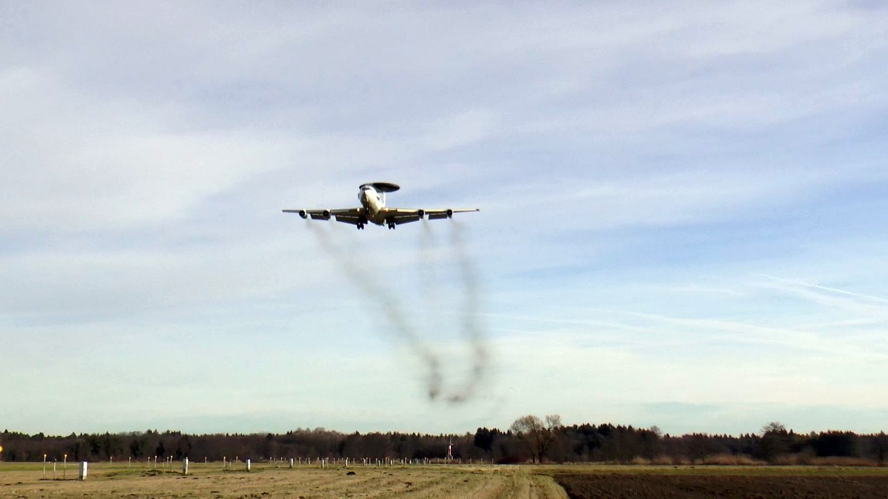 'Amazing smoking' AWACS E-3A 'Loud Touch-and-Go' at ETSI-Manching Air Force Base (1080/50P) 25.01.2018