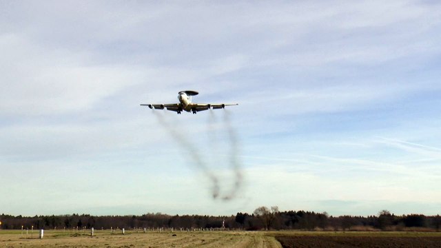 Amazing smoking AWACS E-3A Loud Touch-and-Go at ETSI-Manching Air Force Base (1080/50P) 25.01.2018