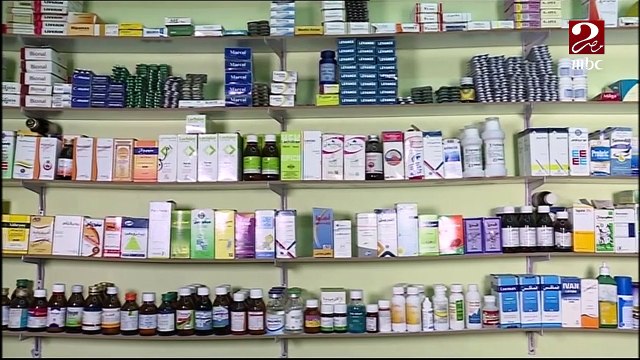 صيدلي يرفع لافتة الصيدلية مجانية لغير القادرين ...تعرف على قصته