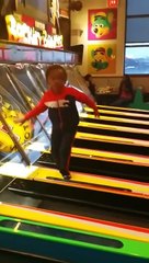 Ce gamin ne respecte rien dans une salle de jeux ! Juste horrible...