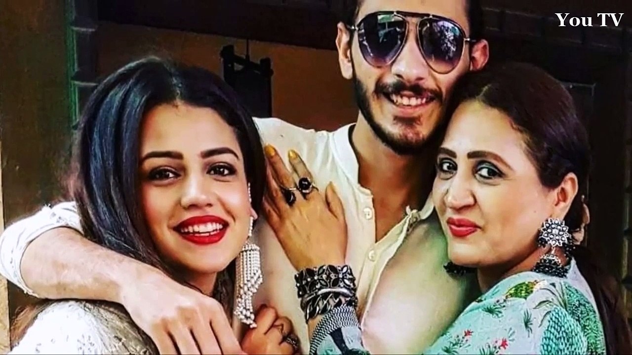 Zara Noor Abbas With Her Mother Father And Brother
