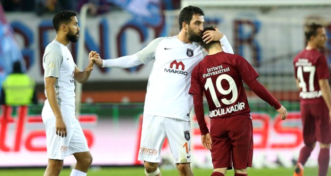 Emre Belözoğlu ve Arda Turan, Genç Yetenek Abdülkadir Ömür'ü Başından Öptü