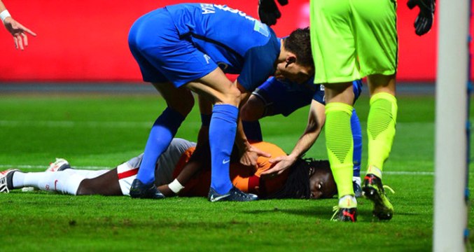 Kasımpaşa-Galatasaray Maçında Gomis Baygınlık Geçirerek Yere Yığıldı