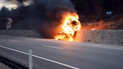 Alev topuna dönen otomobilde 3 kişi can verdi