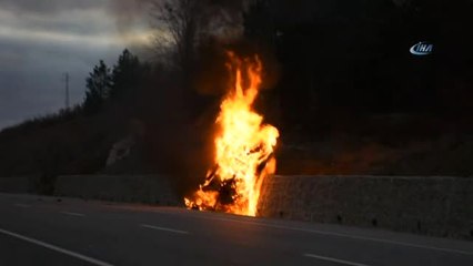 Alev Topuna Dönen Otomobilde 3 Kişi Can Verdi