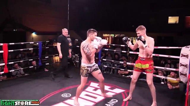 Un combattant de Muay Thai envoie un high kick magique pendant qu’il tombe au sol