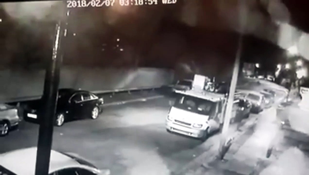 Un homme à vélo roule en écrivant des textos et ne voit pas une barrière devant lui