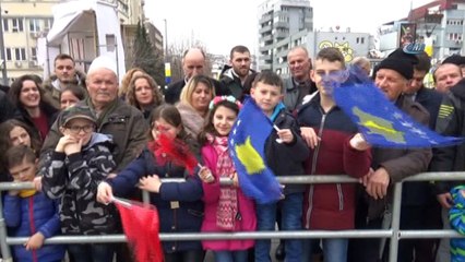 - Kosovalıların göğsünü kabartan resmi geçit