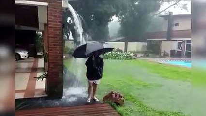 Esto es un milagro  niño juega en la lluvia y se salva de un rayo