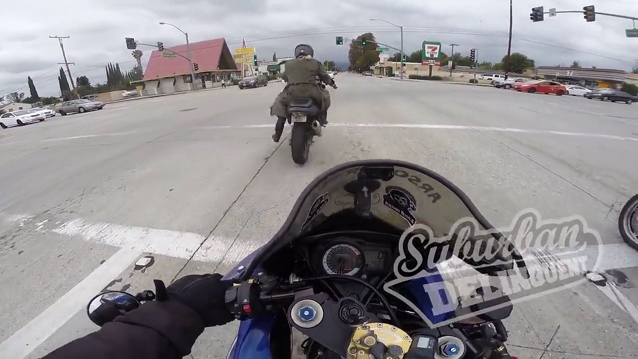 Ce motard se gamelle bien comme il faut en essayant de se la peter au feu rouge