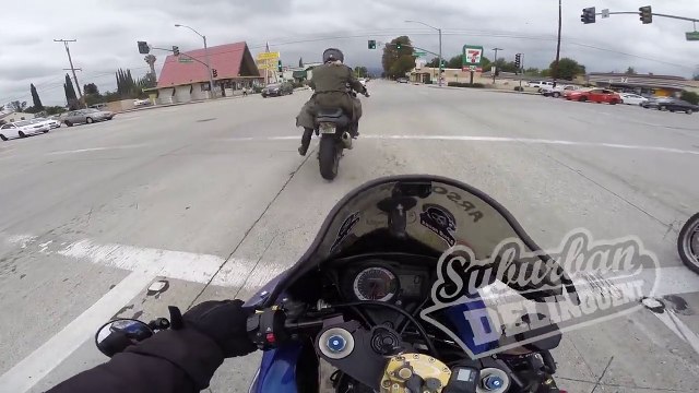 Ce motard se gamelle bien comme il faut en essayant de se la peter au feu rouge