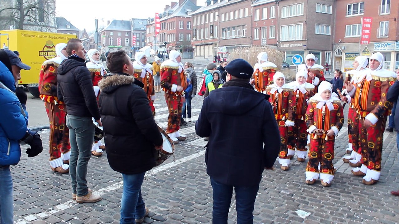 " Dimanche du Caranaval de Nivelles : les premiers Gilles sur la Grand-Place"