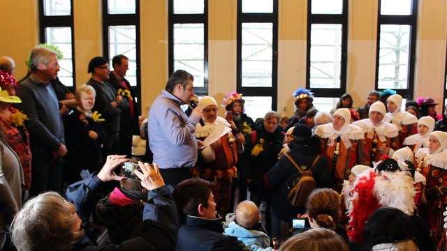 Dimanche du Caranaval de Nivelles : remise des médailles d'honneur par la Ville