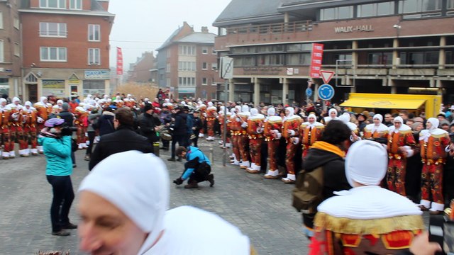 Dimanche du Caranaval de Nivelles : Un premier rondeau devant l'hôtel de Ville