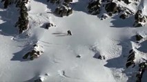 Snowboarder y una avalancha pisándole los talones  de película