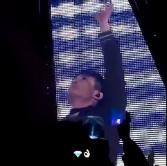 180218 Shinee Key crying during diamond sky coz jjong is performing with them through the screen!❤