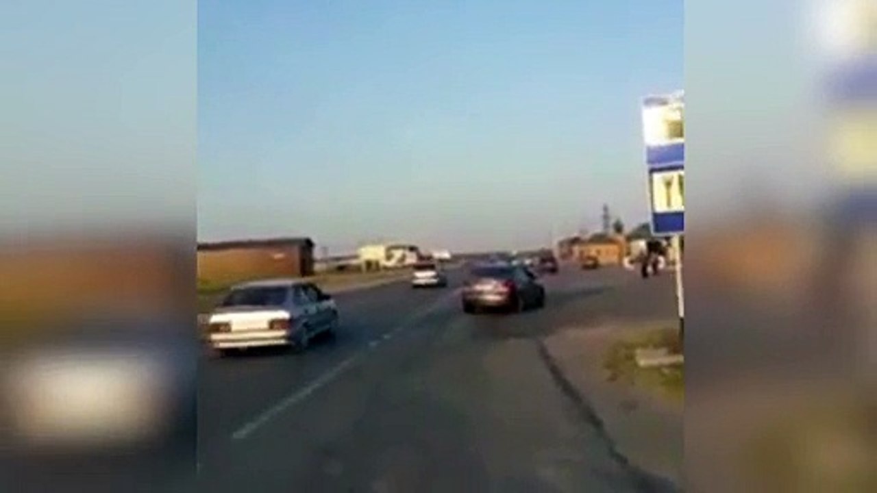 Avioneta choca al despegar en una carretera