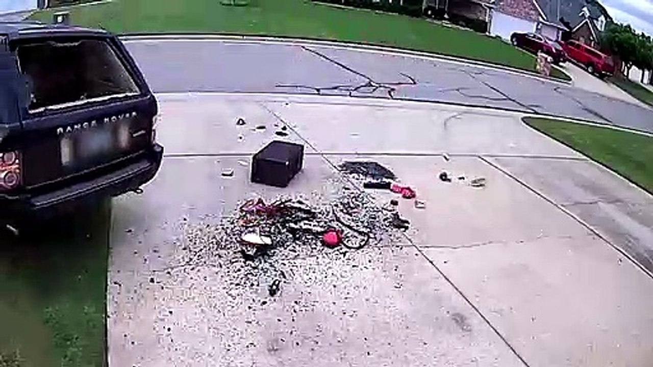 Bruce Willis de turno destroza jeep en el epic fail más ridículo
