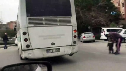 Skandal görüntü Kucağında çocuğu, elinde telefon ile otobüs