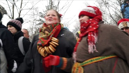 Russians participate in Maslenitsa tradition