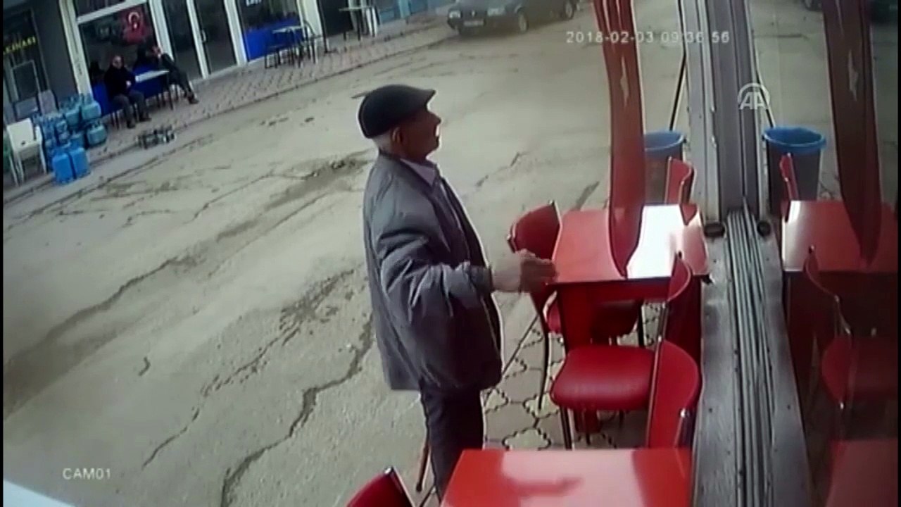 Bayrağı öpüp karşısında selam durdu