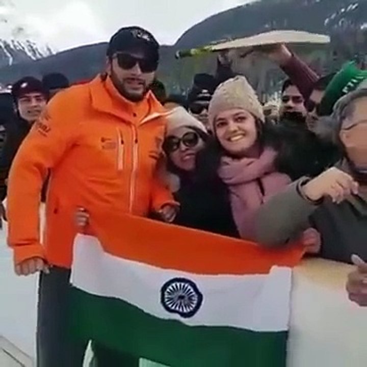 Shahid Afridi Taking Selfies With Indian fans in Switzerland