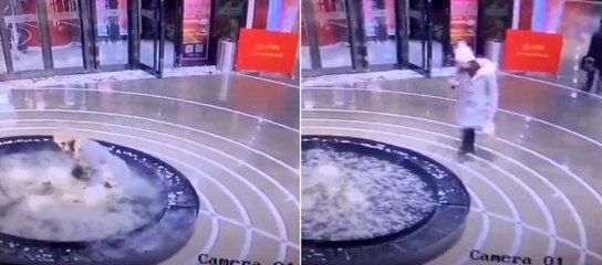 Yürürken Cep Telefonuna Bakan Kadın Süs Havuzuna Yuvarlandı