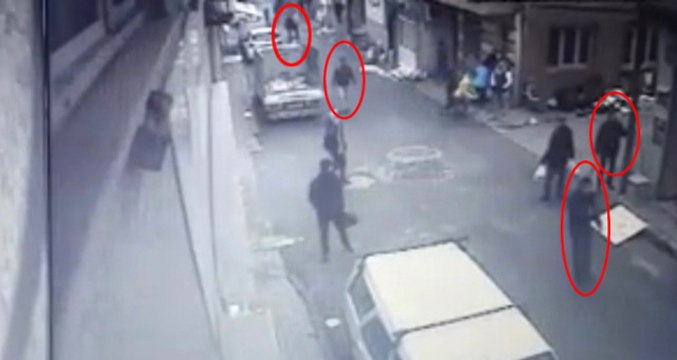 İstanbul'da Güpegündüz Sokak Ortasında Silahlı Çatışma