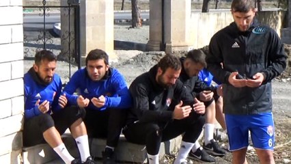 Trafik Kazasında hayatını kaybeden futbolcular mezarları başında anıldı