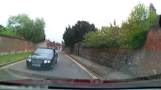 Une Bentley Continental percute violemment un automobiliste à 140 km/h