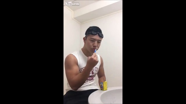 Voici la technique la plus radicale et la plus folle pour se laver les dents : avec un feu d'artifice !