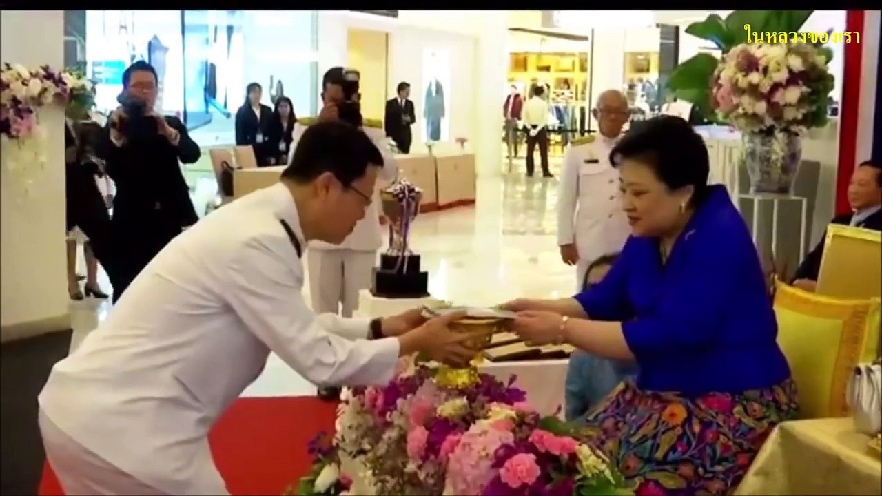 นี่สิพระราชินีใน ร.10 ตัวจริง! องค์โสมฯ ทรงช่วยเด็กตาบอดสัมผัสสิ่งของ น่ารักมาก ทรงพระเจริญ!