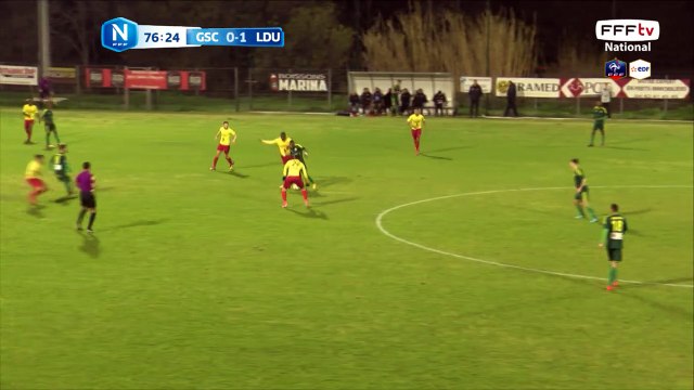 Super frappe au premier poteau mais détournée en corner par le gardien de Lyon.
