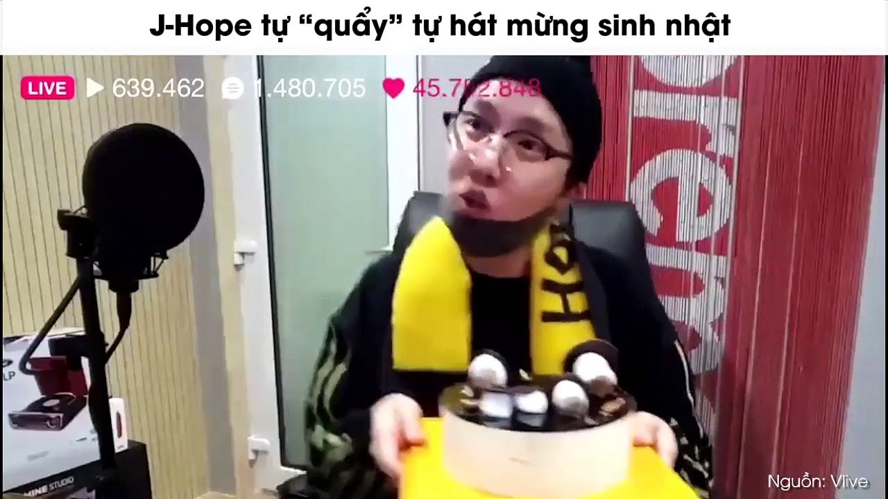 J-Hope tự “quẩy” tự hát mừng sinh nhật, Jimin lộ quần lót xanh khi góp vui cùng anh em