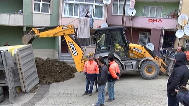 Kağıthane'de Hafriyat Kamyonu Devrildi; Mahalle Sakinleri İsyan Etti
