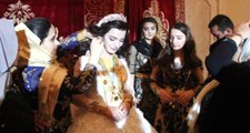 Şanlıurfa'daki Aşiret Düğününde Altın Takılar Yüzünden Gelin Ayakta Durmakta Zorluk Çekti