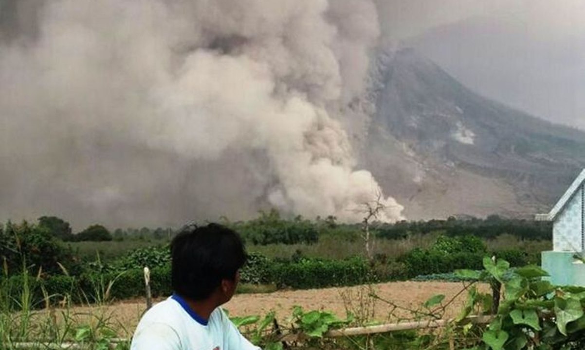 Sinabung Meletus, Warga Waspada