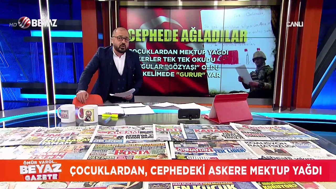 Asker, çocuklardan gelen mektupları okuyor