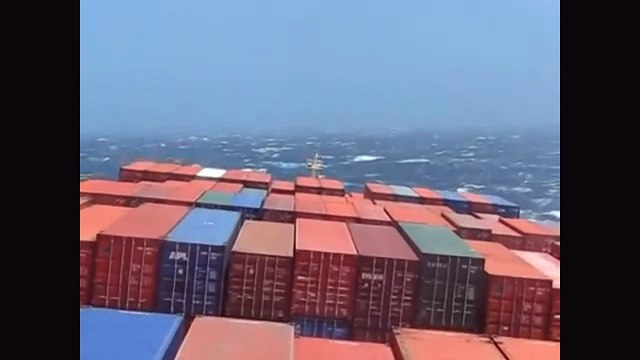 Navios enfrentando Tempestades com Ondas gigantes