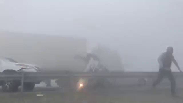 Un routier roule à toute vitesse dans le brouillard et fonce dans les voitures à l'arret sur l'autoroute